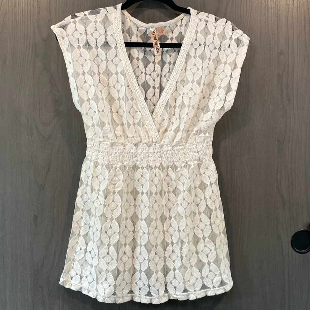 Cream Lace Light-Weight V-Neck Waist Defining Sleeveless Shirt